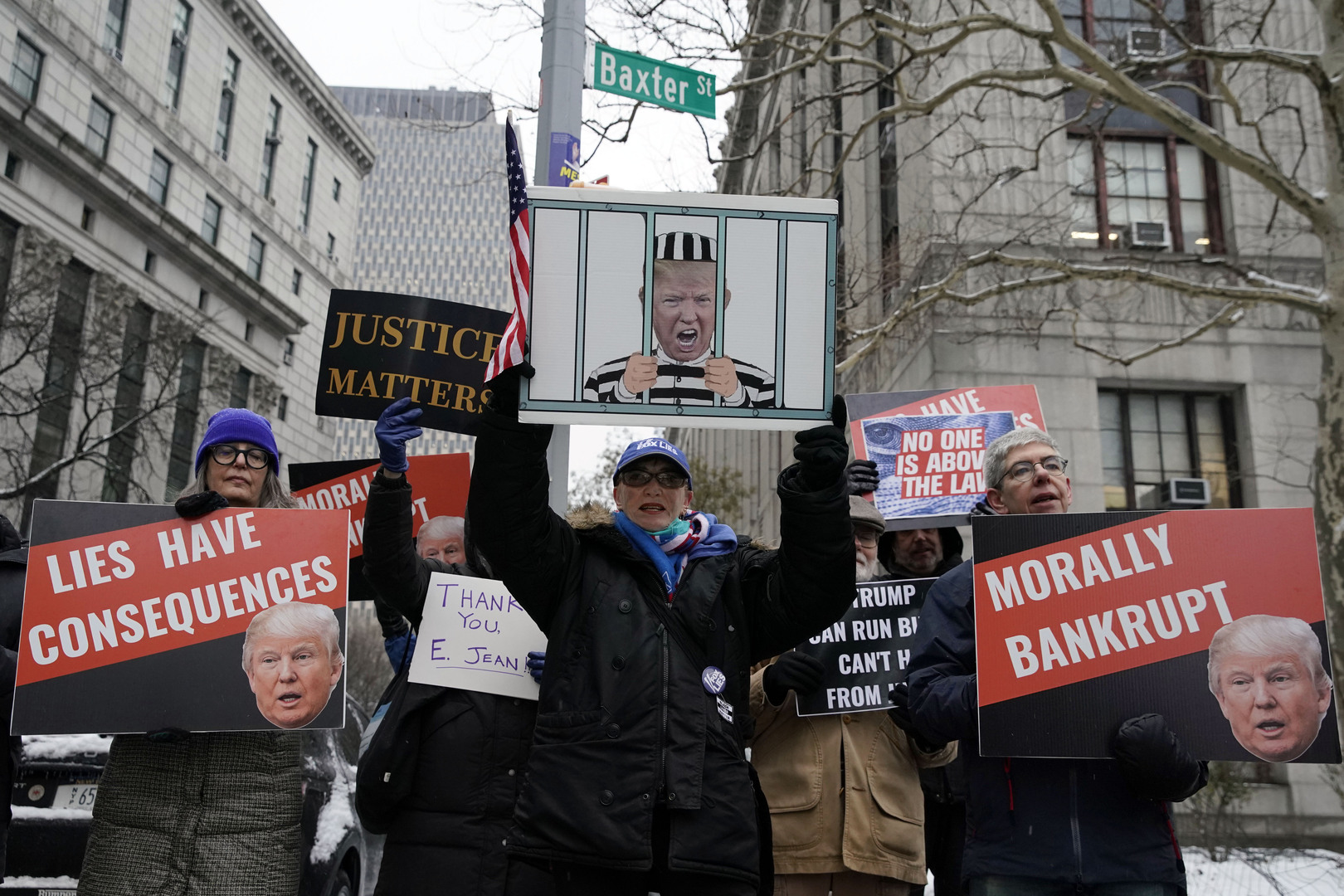 محتجون أمام مبنى المحكمة في نيويورك حيث تجري المرافعات في دعوى الكاتبة كارول ضد دونالد ترامب يوم 16 يناير 2024