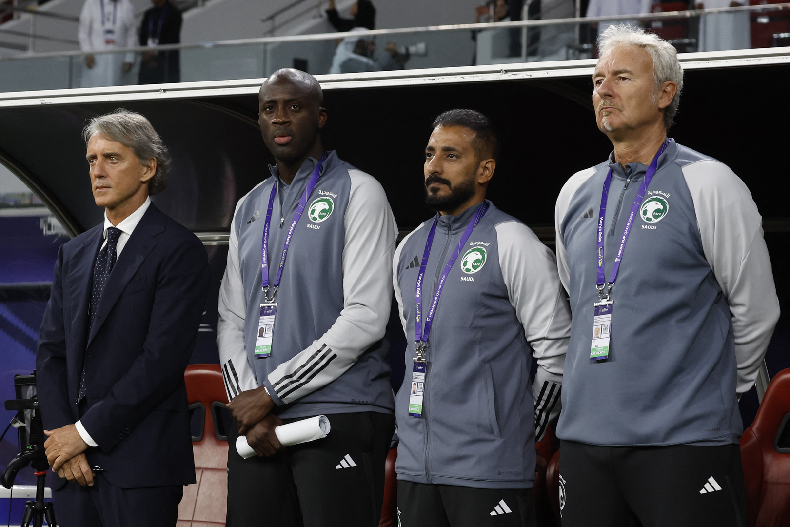 تصرف مثير للجدل من مترجم مانشيني خلال مواجهة عمان والسعودية