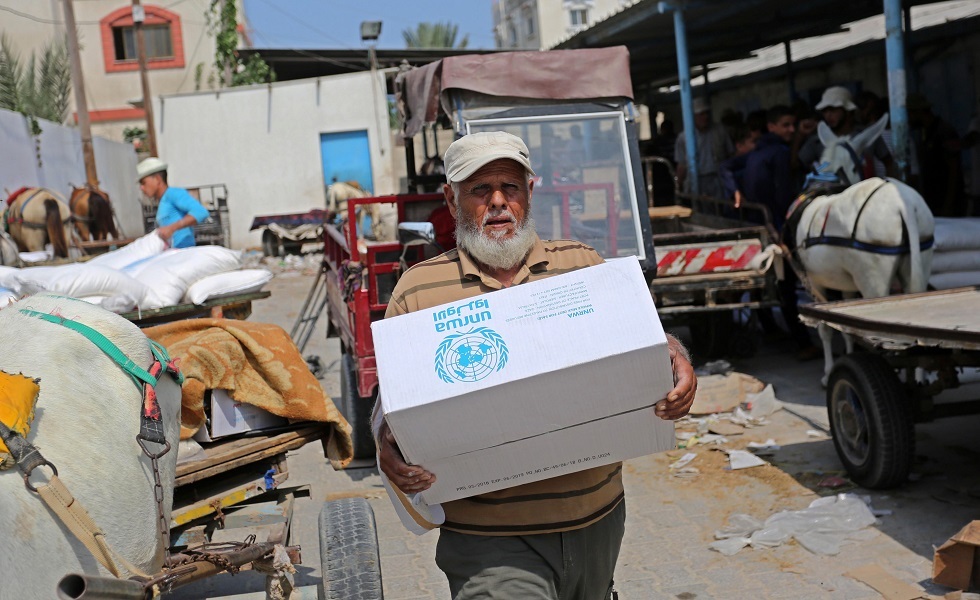 فلسطينيون يتلقون مساعدات غذائية في قطاع غزة