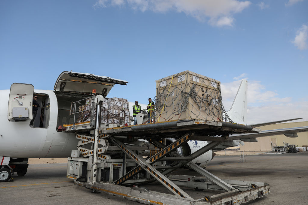 وصول طائرة عسكرية قطرية محملة بالأدوية إلى مطار العريش