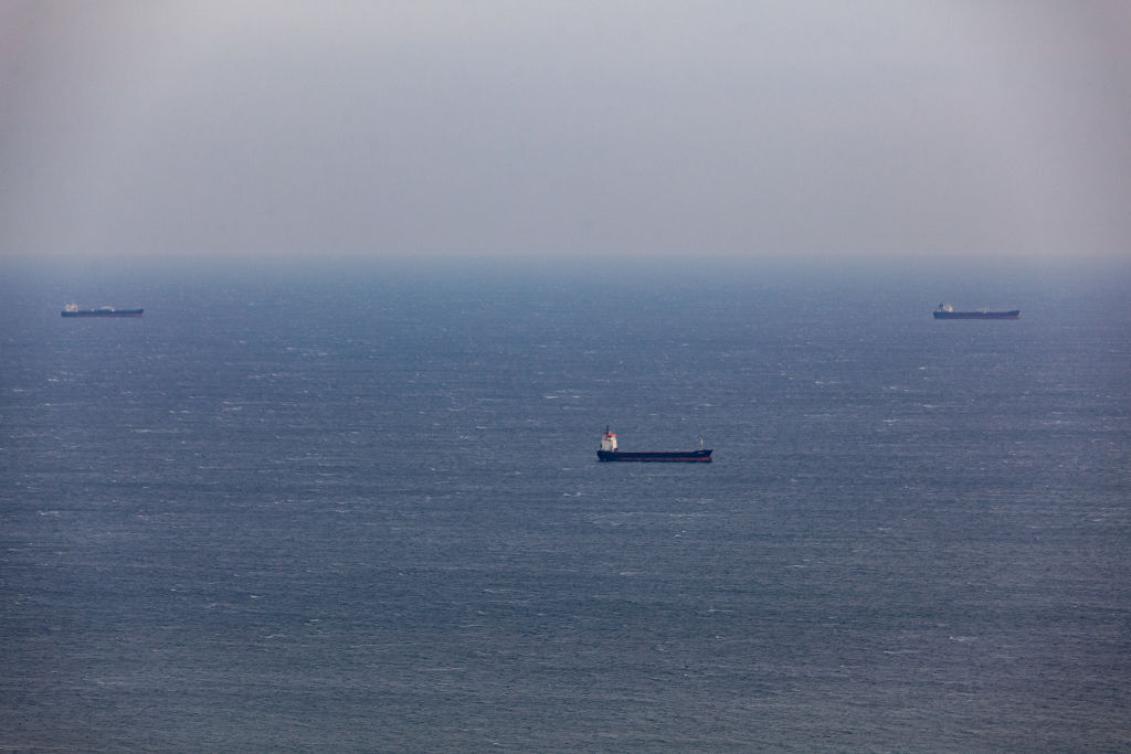 شركة أمن بحري: ثلاثة قوارب وطائرة بدون طيار تقترب من سفينة قرب اليمن