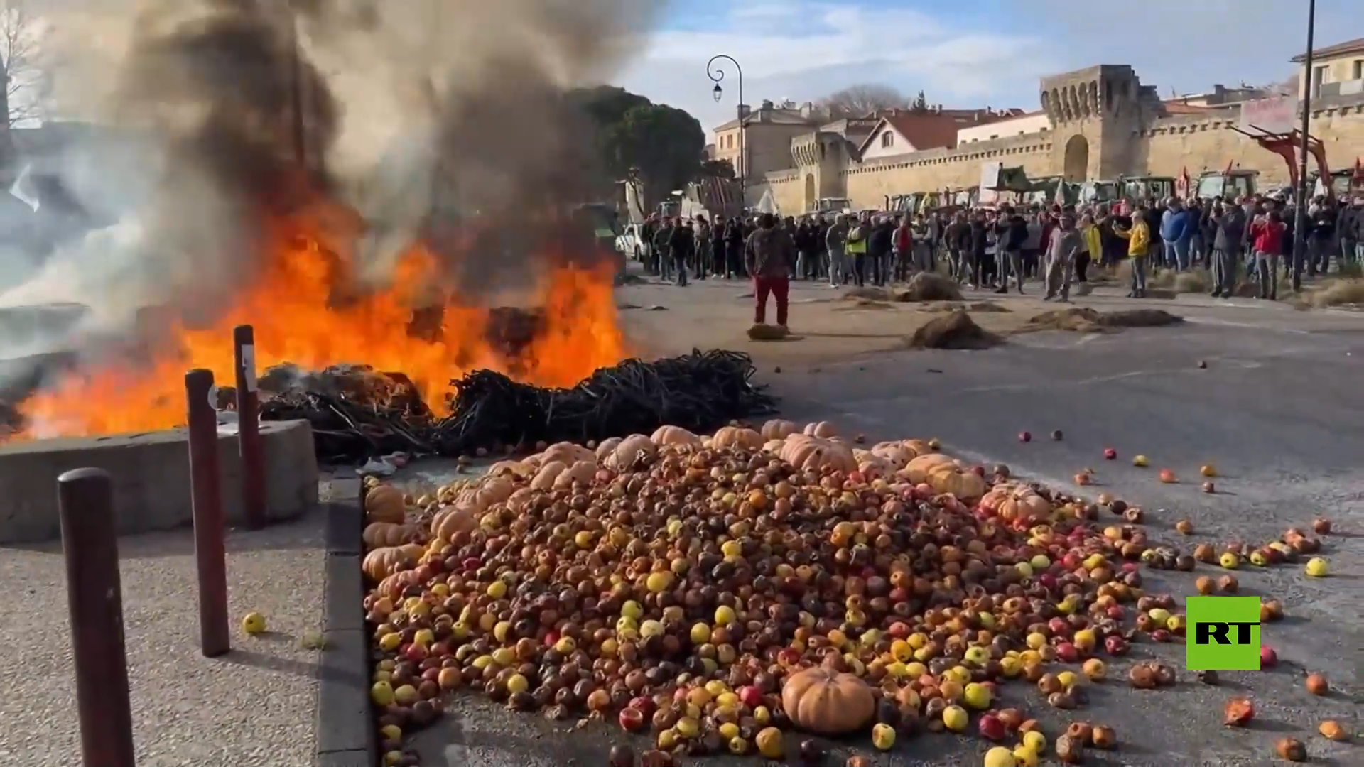 شاهد.. المزارعون يرمون النفايات في شوارع مدينة فرنسية خلال احتجاج