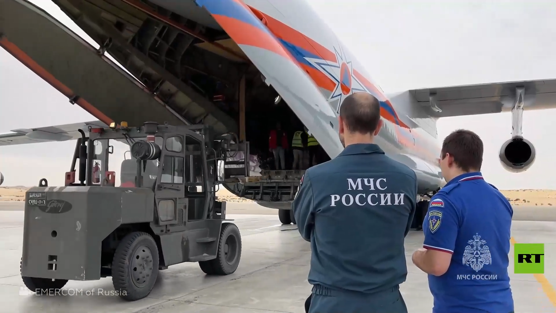 طائرة روسية تحمل 30 طنا من المساعدات الإنسانية لأهالي غزة تحط في مطار العريش