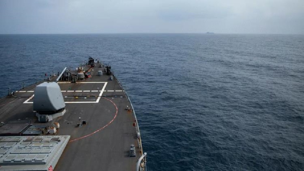 الحوثيون يعلنون استهداف سفينة أمريكية في خليج عدن