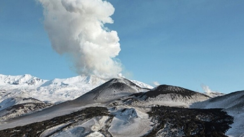 بركان إيبيكو يقذف مرتين عمودا من الرماد بارتفاع 3 كيلومترات