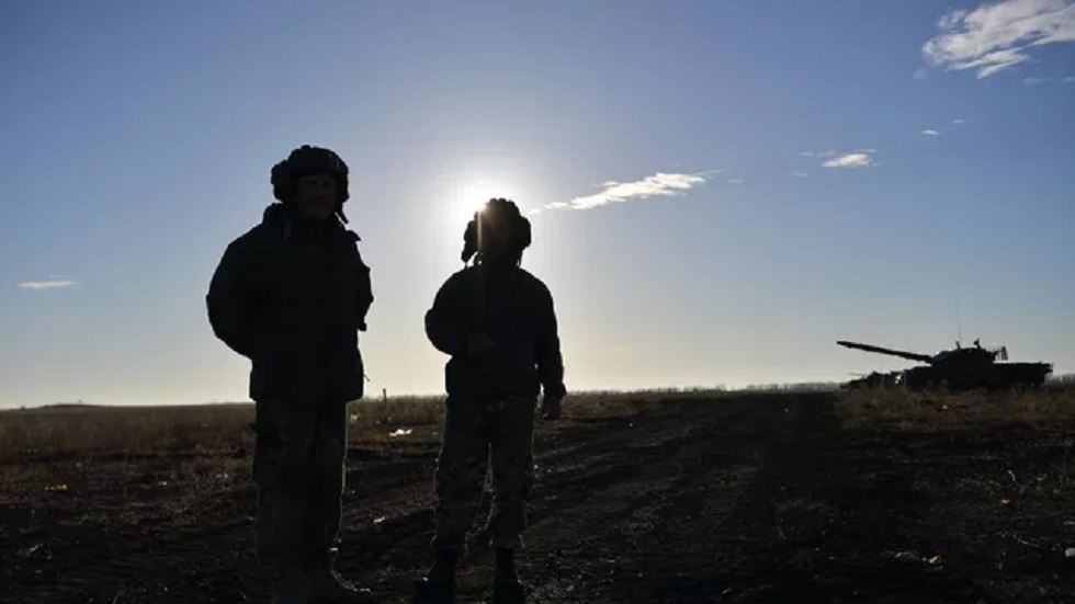 قائد في الجيش الروسي: قوات كييف تقصف أهدافا وهمية بأسلحة باهظة الثمن وعالية الدقة