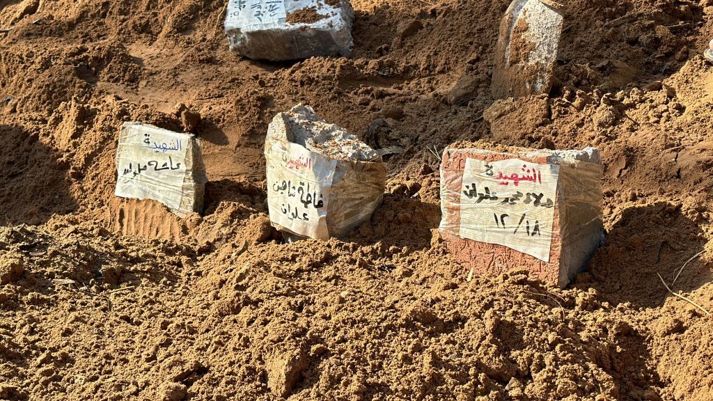 الجيش الإسرائيلي يعترف باستخراج جثث من مقبرة في غزة (صور)