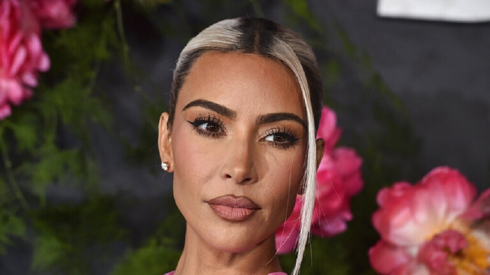 انتقادات لكيم كارداشيان بسبب ترويجها لأسرّة التسمير على 