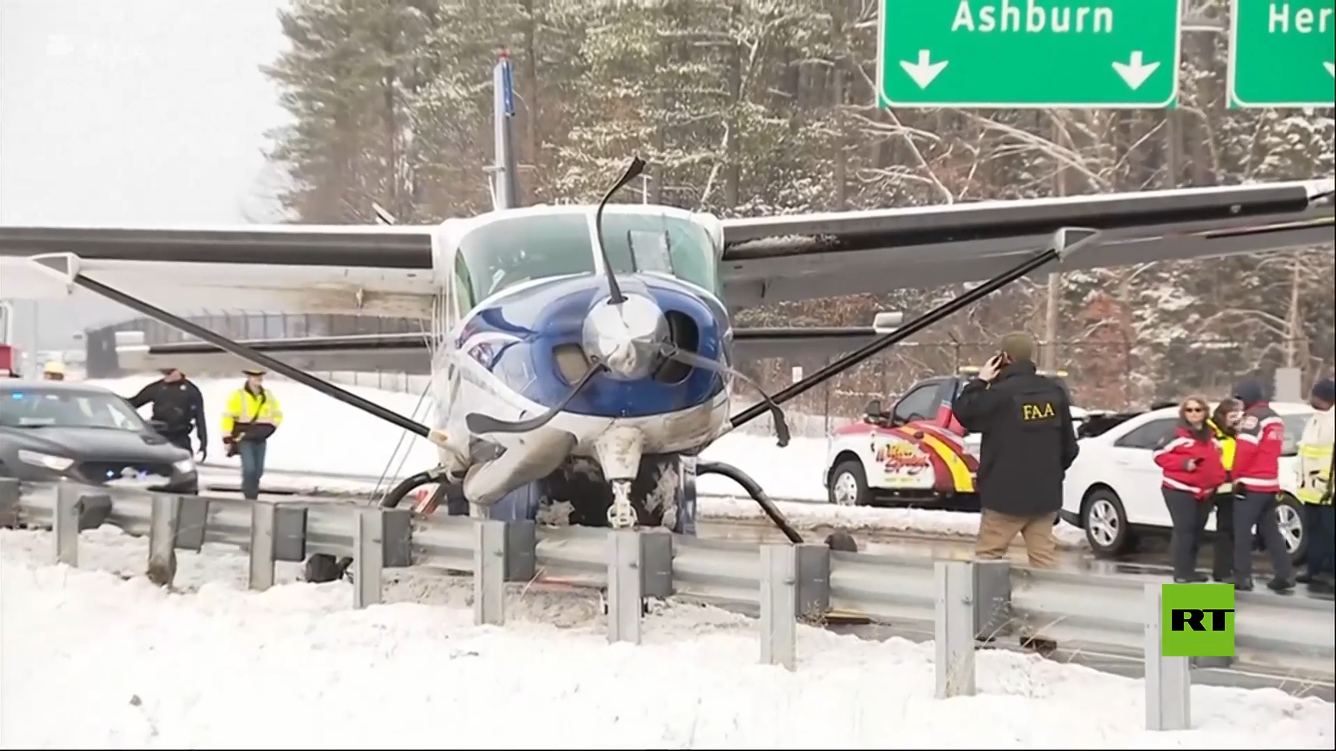 طائرة تهبط على طريق سريع في ولاية فرجينيا الأمريكية