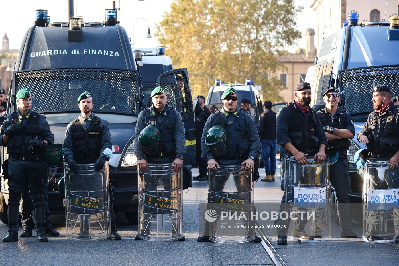 احتجاجات ضد إسرائيل في معرض للمجوهرات بإيطاليا تتحول إلى اشتباكات مع الشرطة