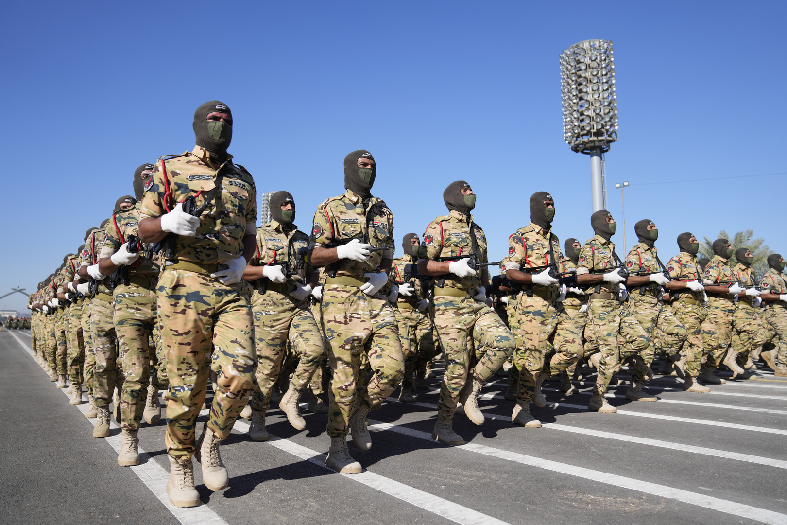 العراق.. ضابط في الجيش يصفع آخر أعلى رتبة منه ووزارة الدفاع تصدر بيانا ( فيديو)