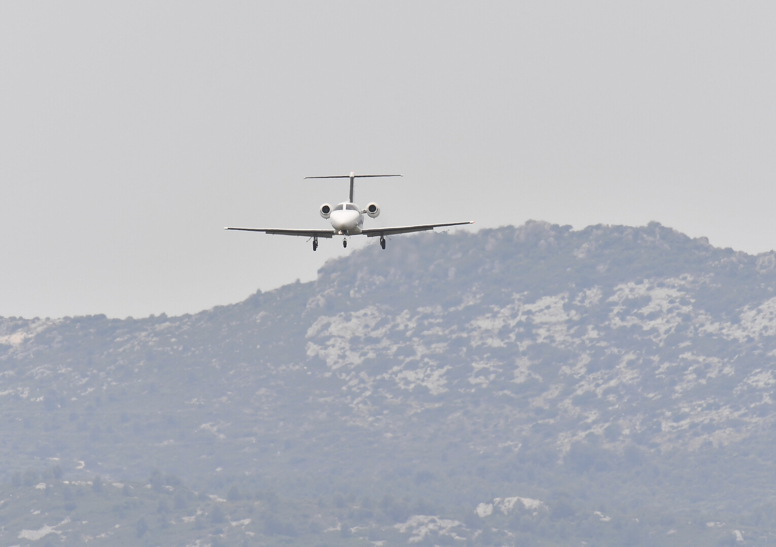 إجلاء ناجح للناجين في حادث تحطم طائرة خاصة في أفغانستان (فيديو)