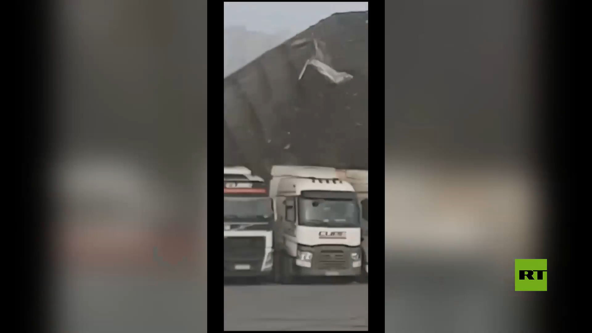 بالفيديو.. رياح عاتية تقتلع سطح مبنى وتسقطه على موقف السيارات في فلاديفوستوك شرقي روسيا