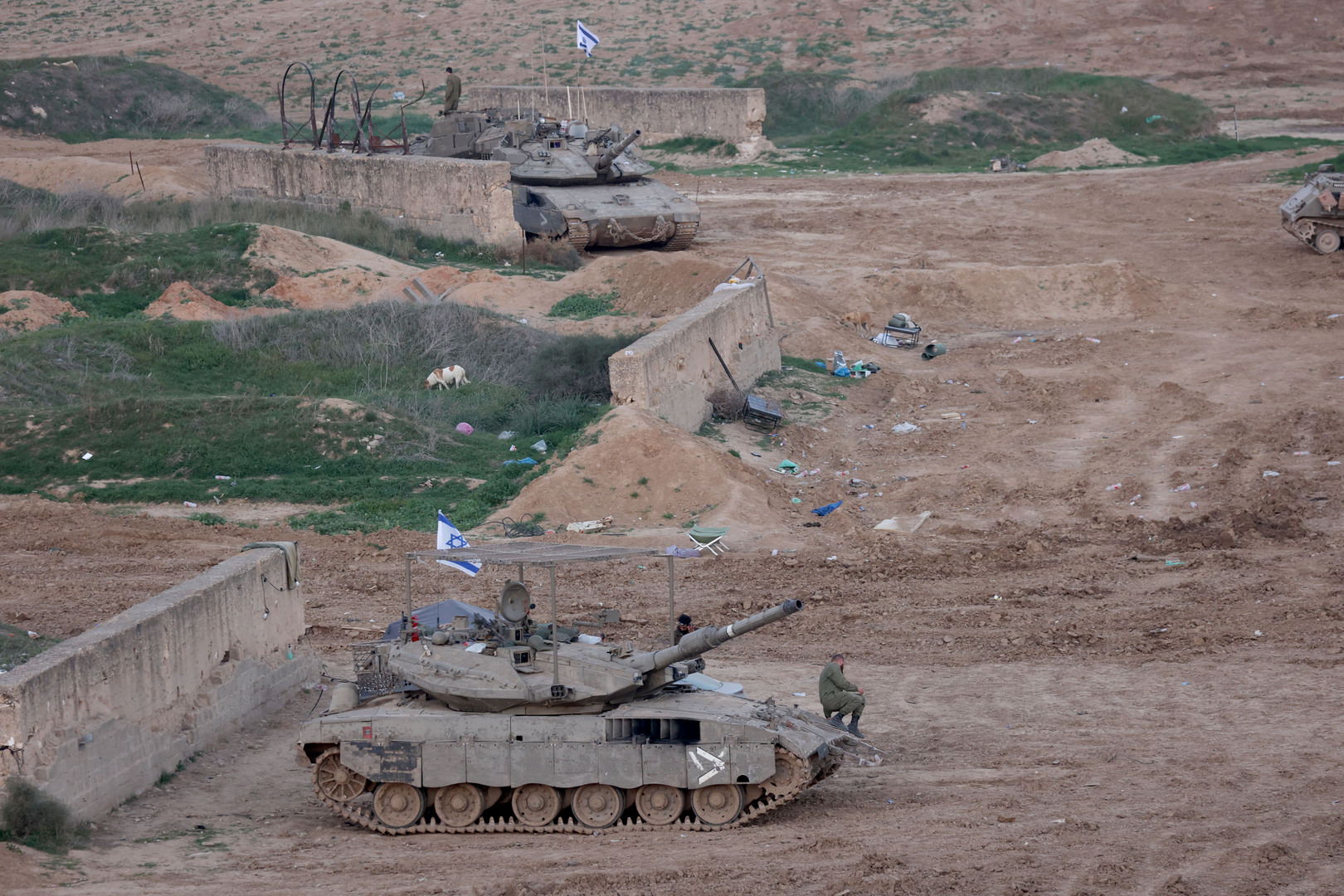 الجيش الإسرائيلي يعلن تعرض إحدى قواعده الجوية لأضرار جراء صواريخ أطلقت من لبنان