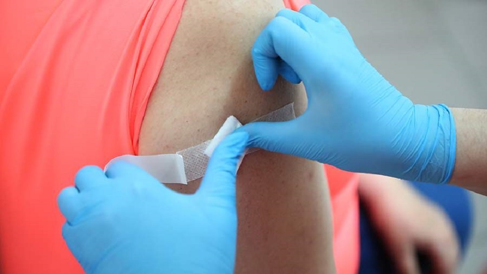 روسيا.. ابتكار لصقة تمنع الشعور بالألم عند حقن اللقاحات