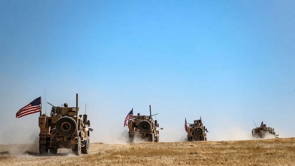 قافلة عسكرية أمريكية تشارك في دورية مشتركة مع القوات التركية في قرية الحشيشة السورية على مشارف بلدة تل أبيض على طول الحدود مع القوات التركية، في 8 سبتمبر 2019.