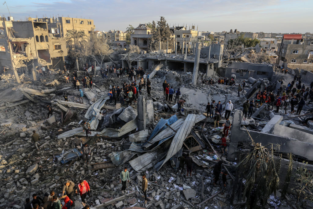مقتل 20 فلسطينيا وإصابة أكثر من 100 بقصف إسرائيلي أثناء انتظار مساعدات بدوار الكويت في غزة