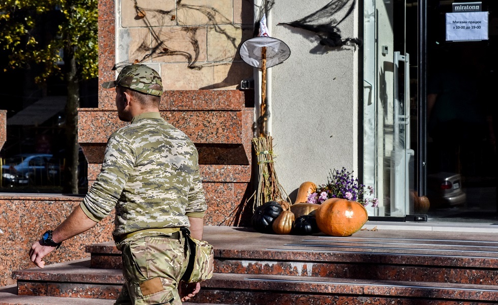 جندي أوكراني عند مدخل أحد المتاجر