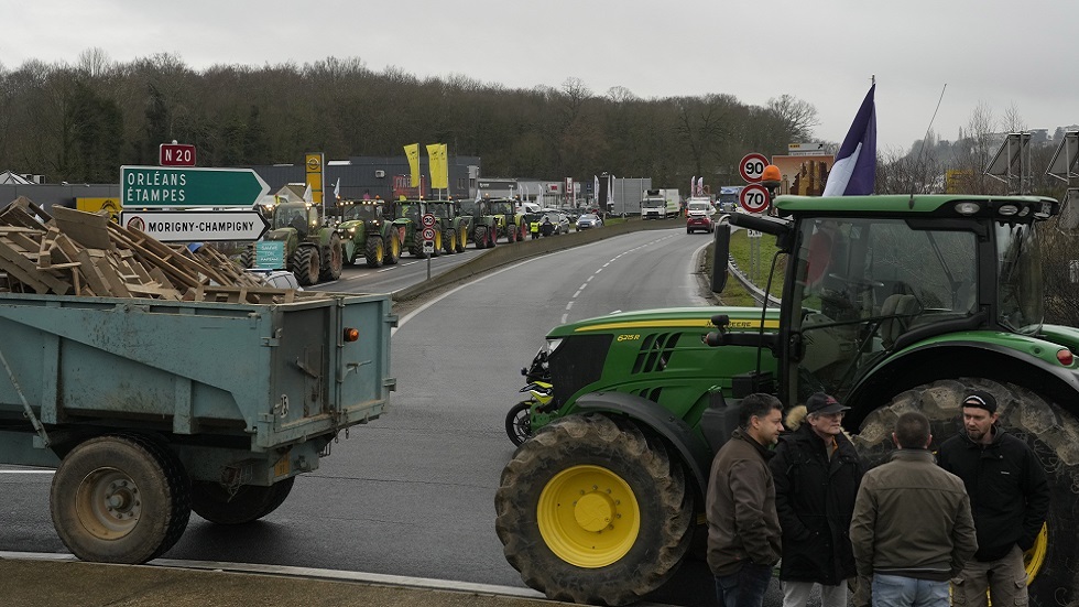 بطين خنازير مائع ومخلفات كريهة الرائحة.. احتجاجات المزارعين الفرنسيين تقترب من باريس (فيديو)