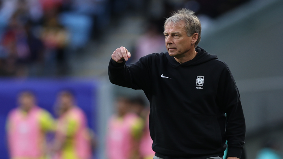 تصرف مدرب كوريا الجنوبية في لقاء ماليزيا يشعل غضب الجماهير السعودية (صورة) تصرف مدرب كوريا الجنوبية في لقاء ماليزيا يشعل غضب الجماهير السعودية (صورة)