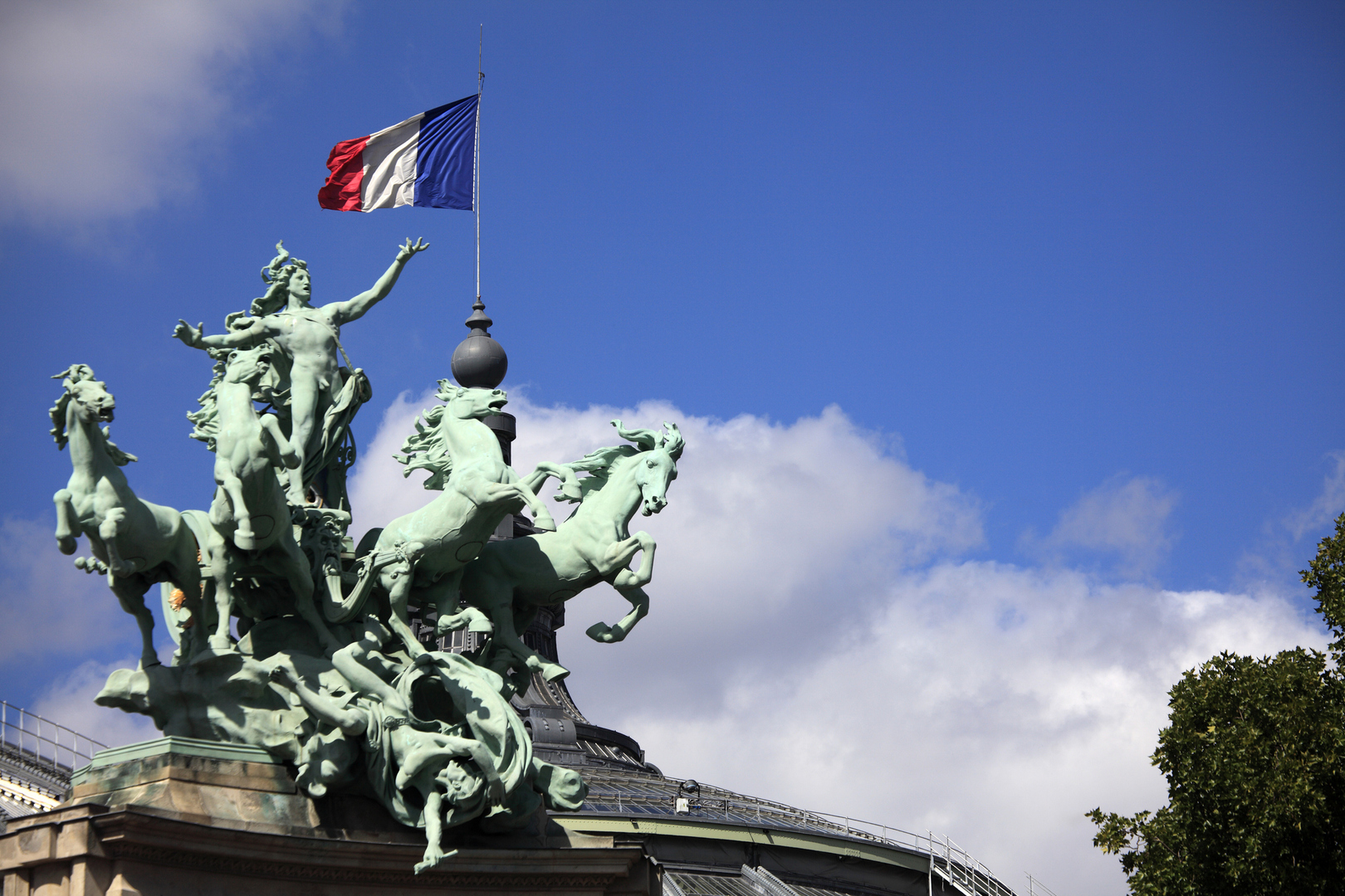 المجلس الدستوري الفرنسي يرفض عدة بنود من قانون الهجرة المثير للجدل