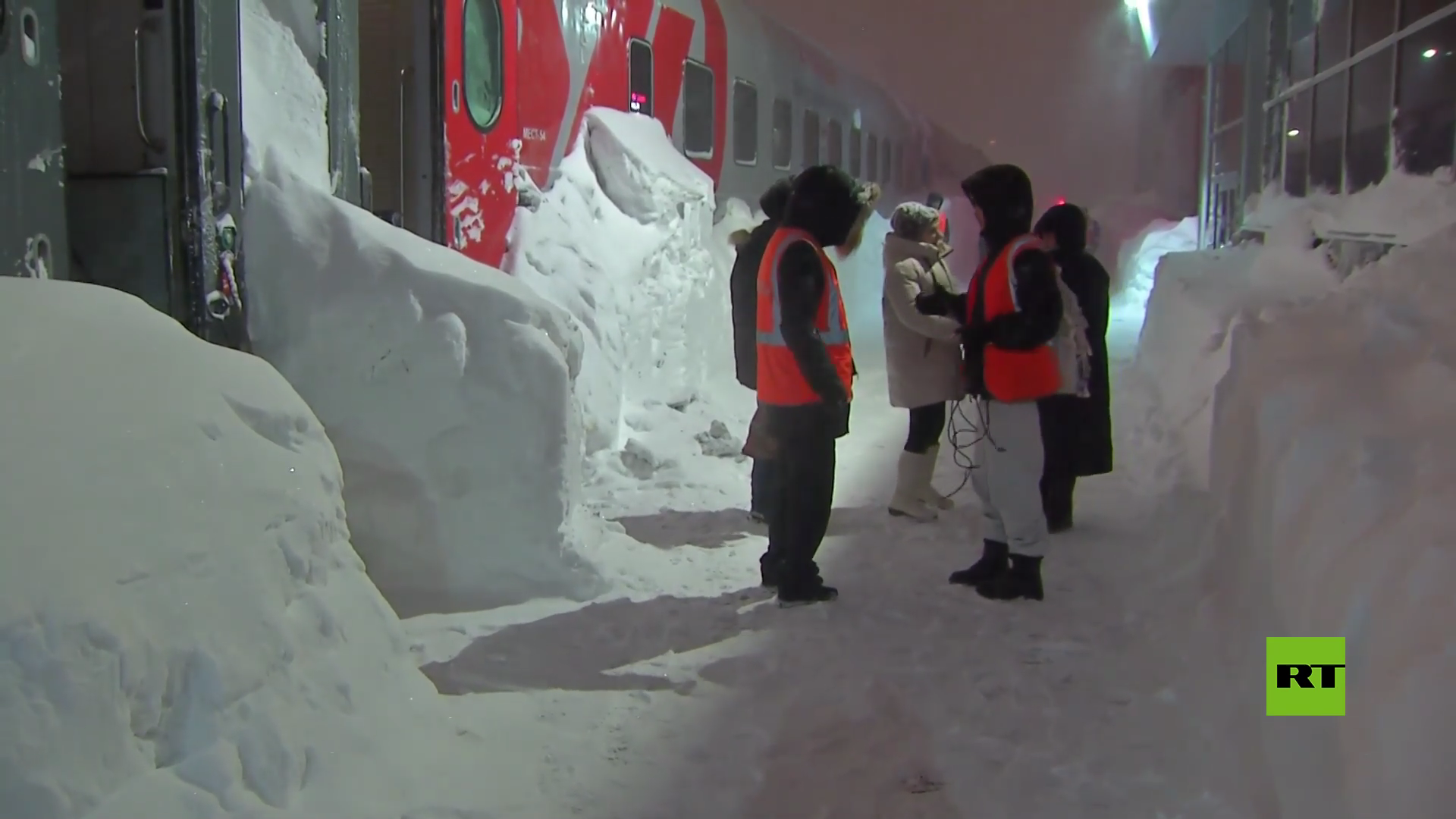 بالفيديو.. قطار يتحول إلى فندق بسبب الثلوج الكثيفة في ساخالين الروسية