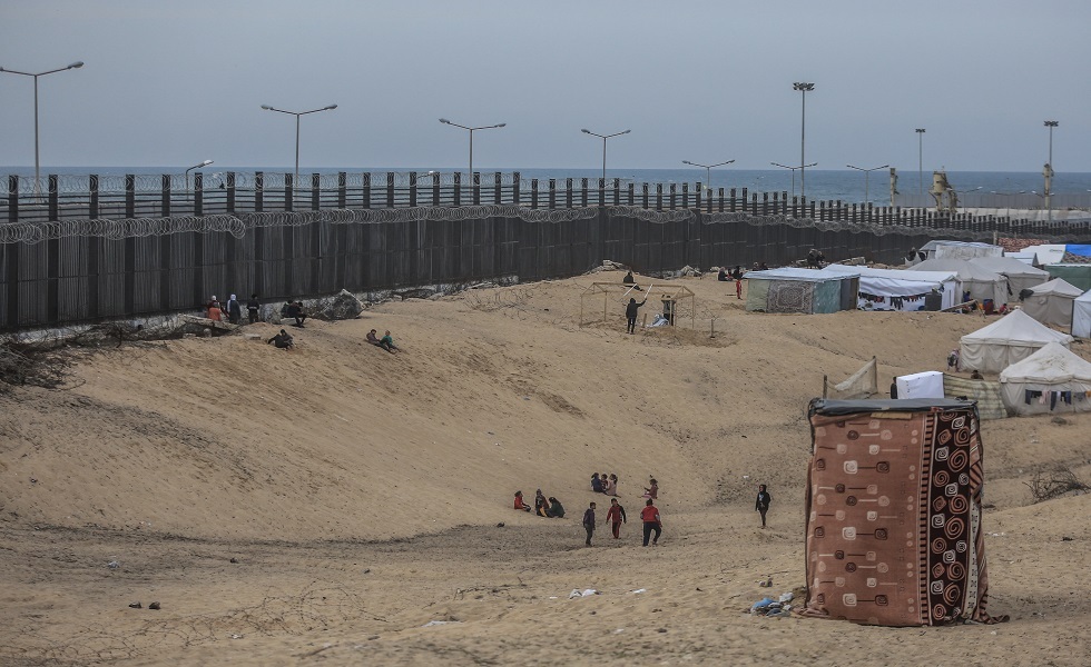نصب نازحون فلسطينيون خيامهم قرب الجدار الفاصل بين مصر وقطاع غزة - رفح