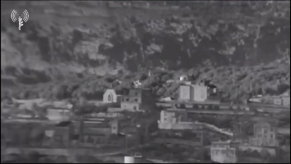 شاهد.. إسرائيل تنشر فيديو استهداف مواقع  لحزب الله على الحدود اللبنانية