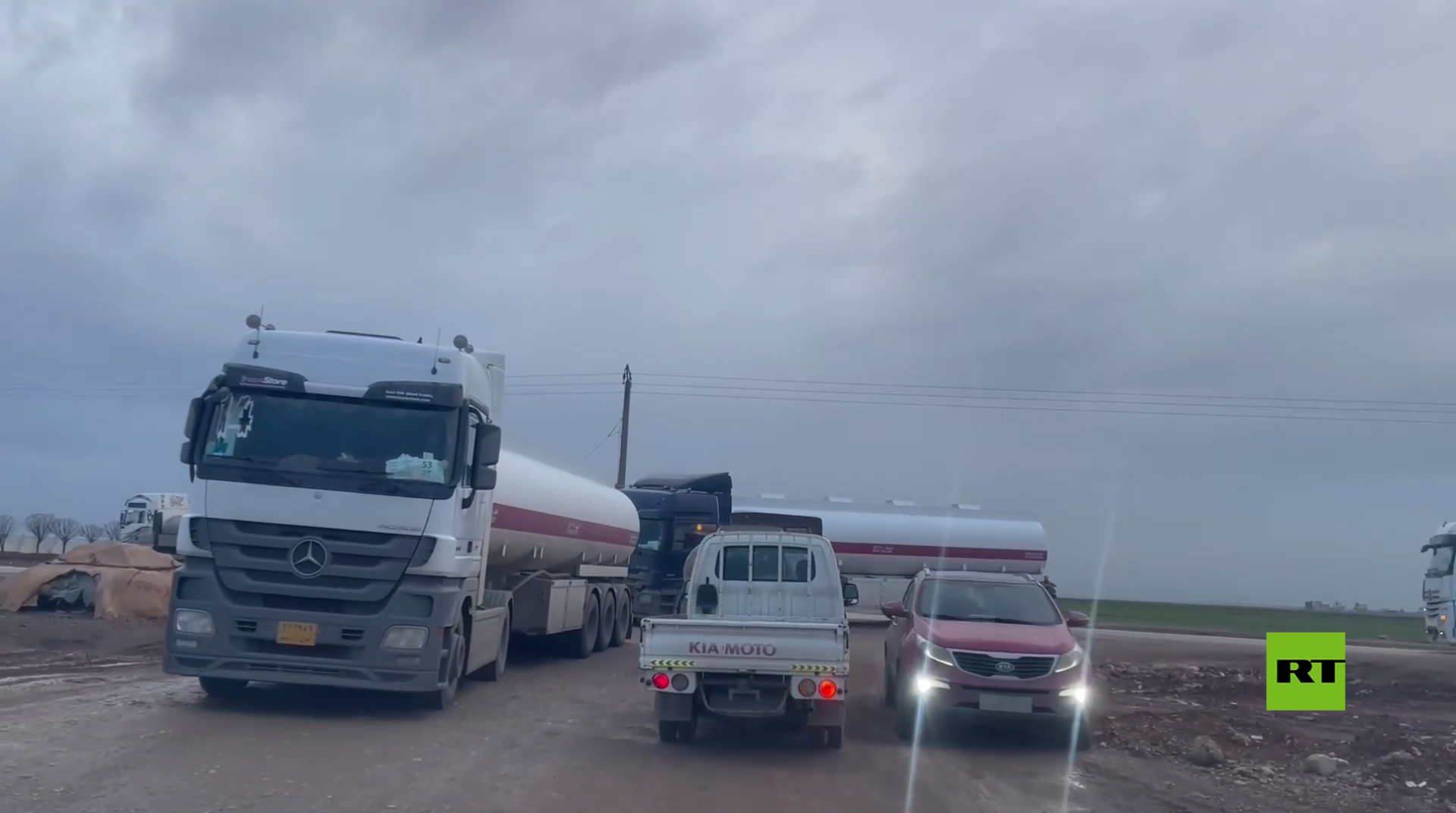 بالفيديو.. قافلة شاحنات وصهاريج للتحالف الدولي تعبر القامشلي إلى القواعد الأمريكية شمال شرق سوريا