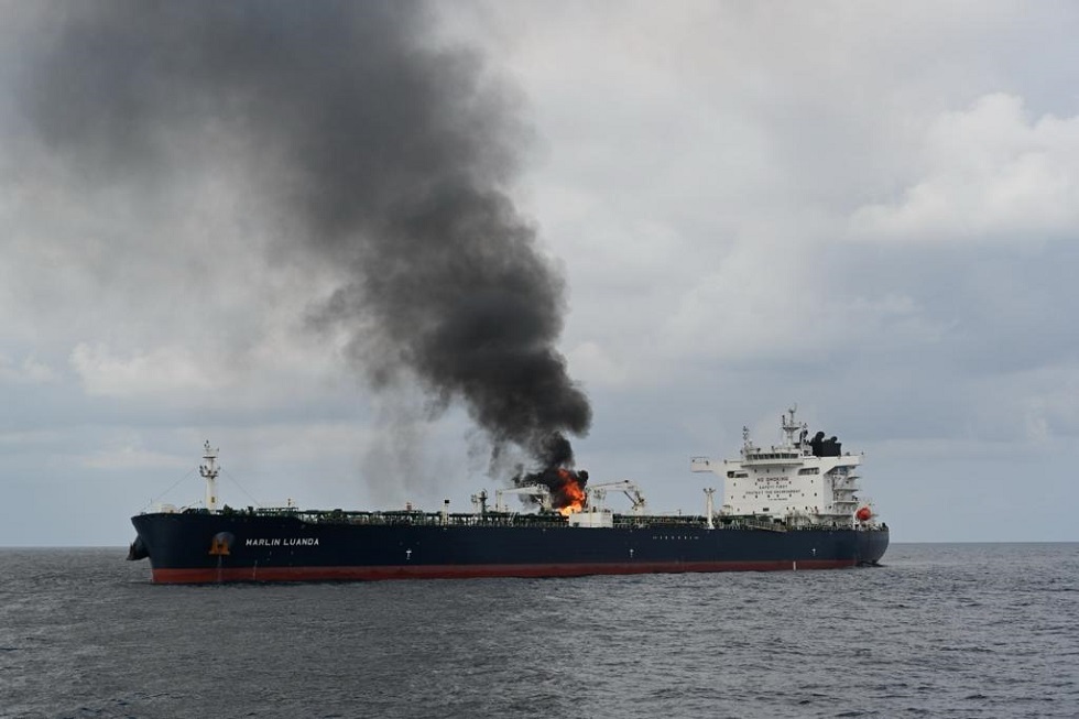 سفينة تجارية تتابع طريقها عقب استهدافها من قبل الحوثيين بصاروخ باليستي