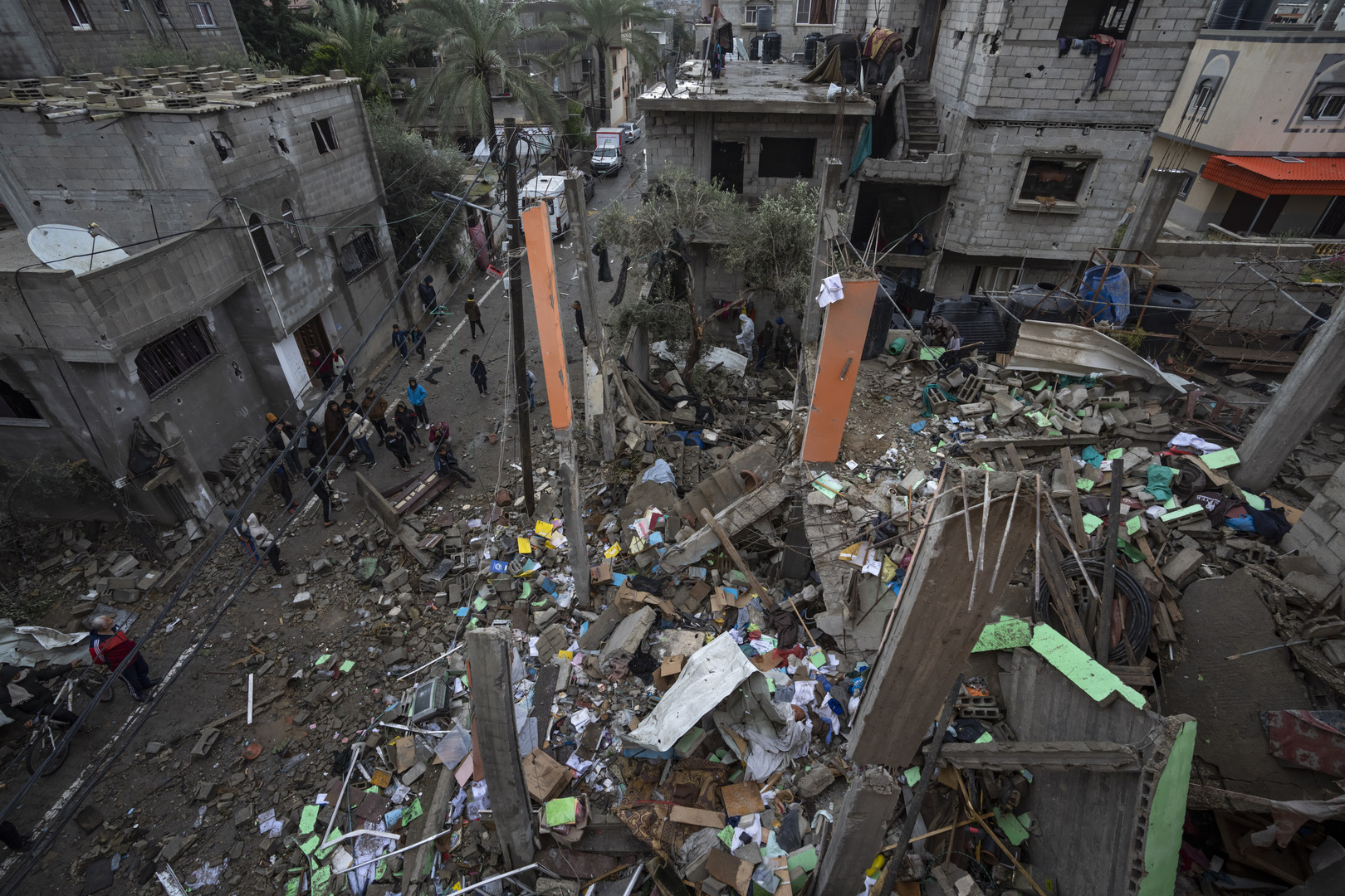 عشرات القتلى والجرحى بقصف واقتحام إسرائيلي لمنازل ومدارس في قطاع غزة