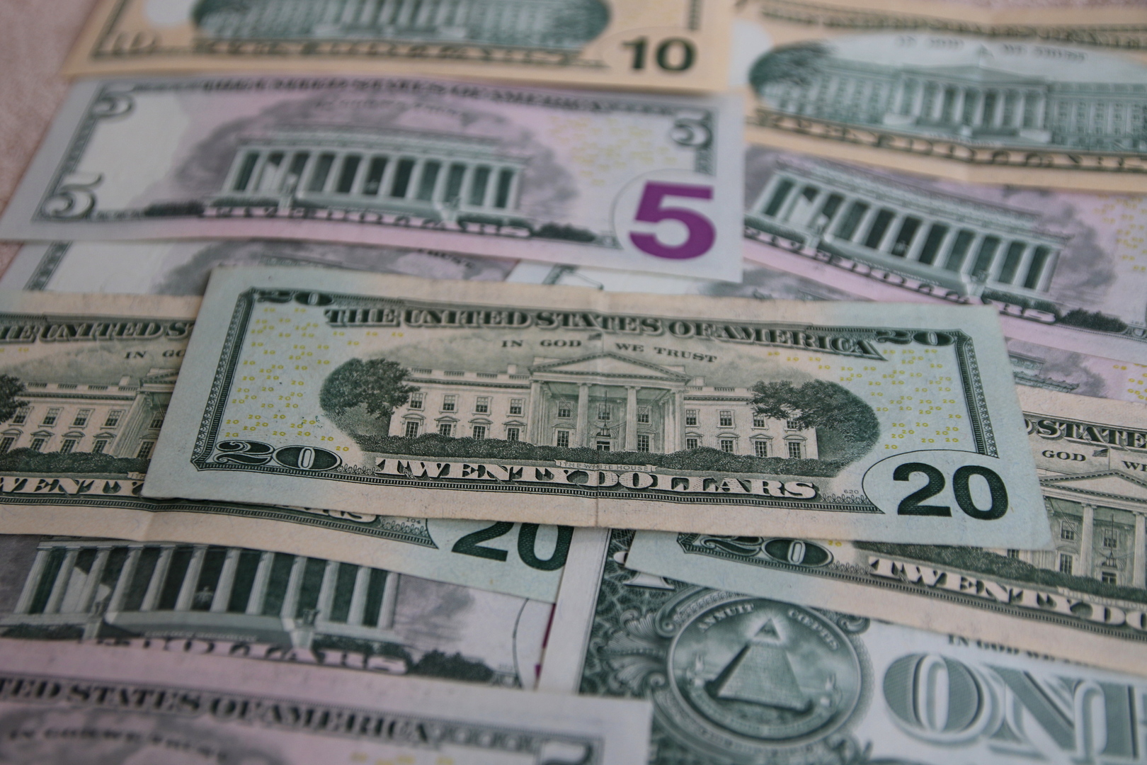 ماسك يخسر مرتبته كأغنى الأغنياء.. 