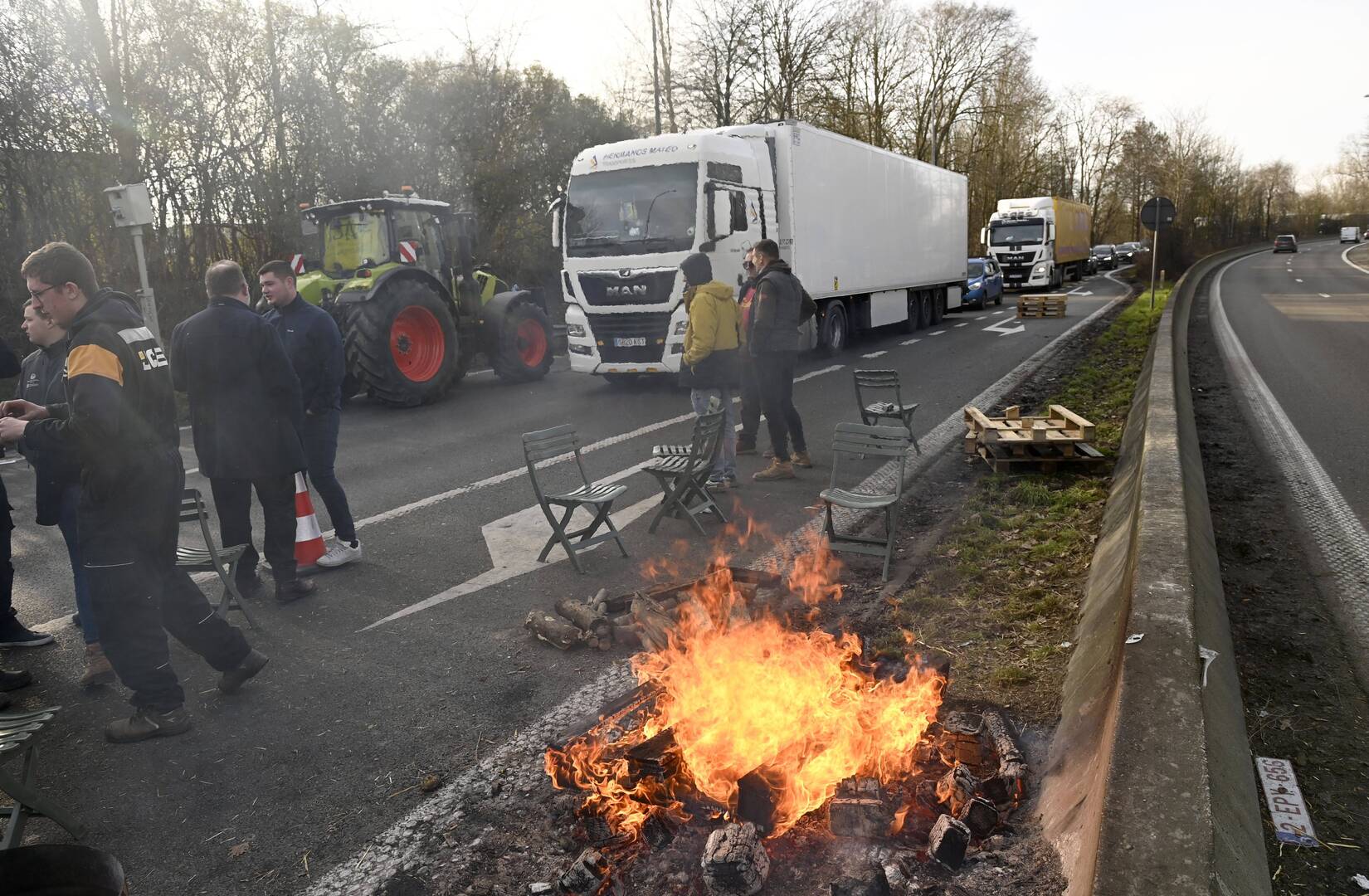 مزارعون في بلجيكا ينضمون إلى الحراك في فرنسا وألمانيا ويغلقون طريقا حيويا