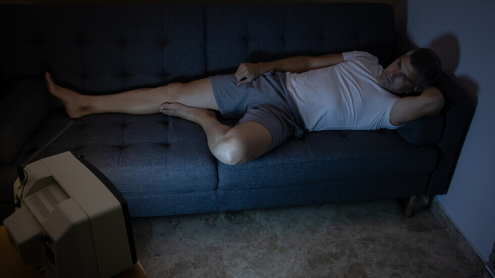 ما الذي يفعله النوم أمام التلفاز بصحتنا؟
