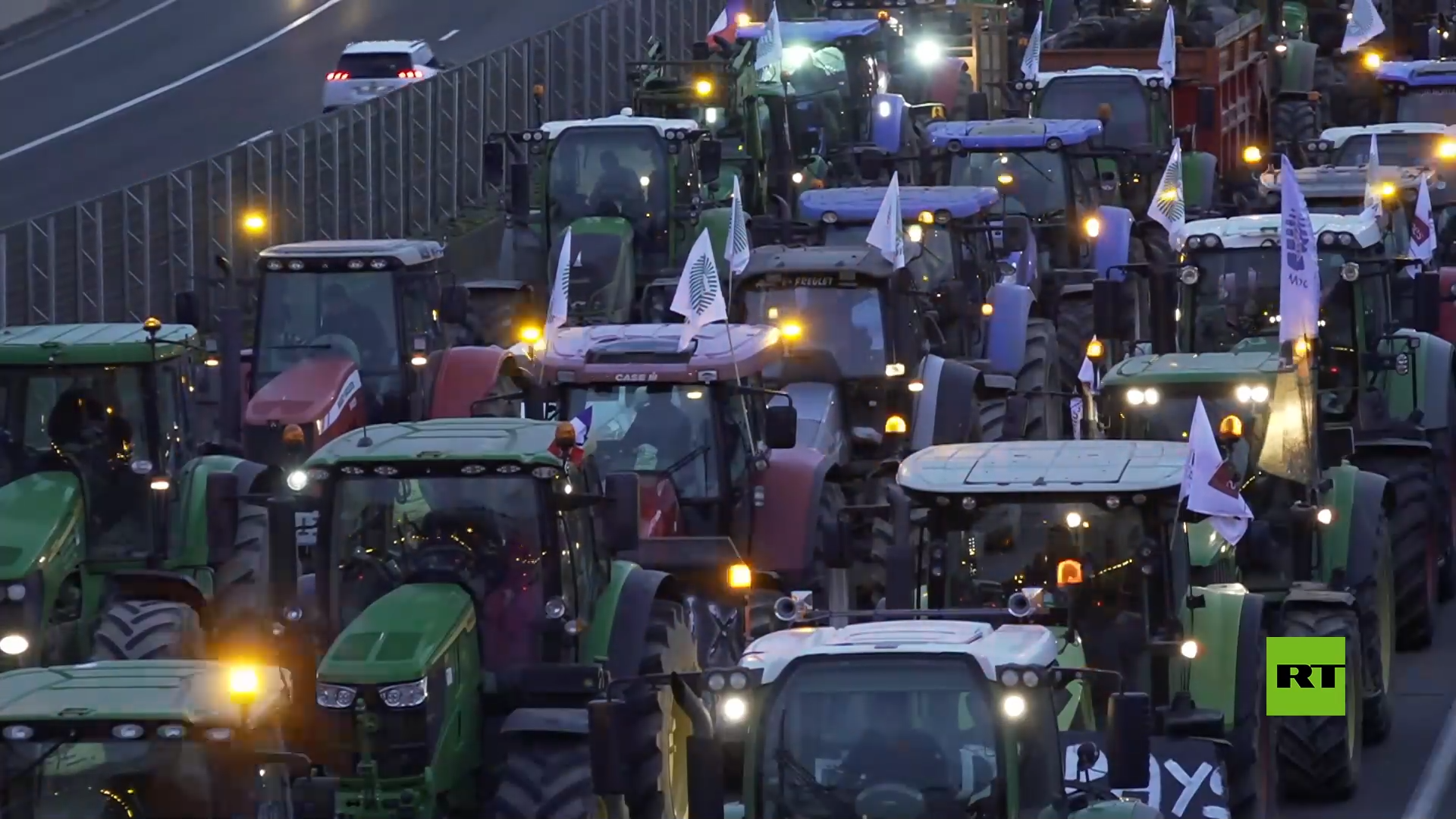 المزارعون يغلقون طرقا حول باريس في احتجاج ضخم بالجرارات