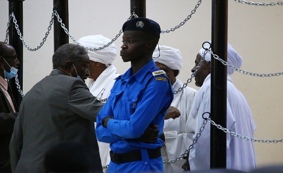 الرئيس السوداني السابق عمر البشير خلال محاكمته مع 27 من كبار المسؤولين في الفترة التي أعقبت الانقلاب العسكري