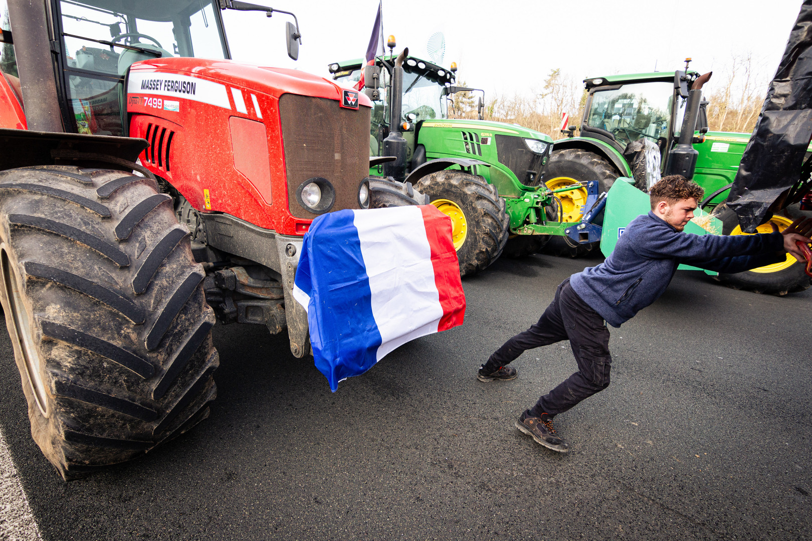 الحكومة الفرنسية تحاول تهدئة المزارعين المحتجين عند باريس وتعدهم بإجراءات