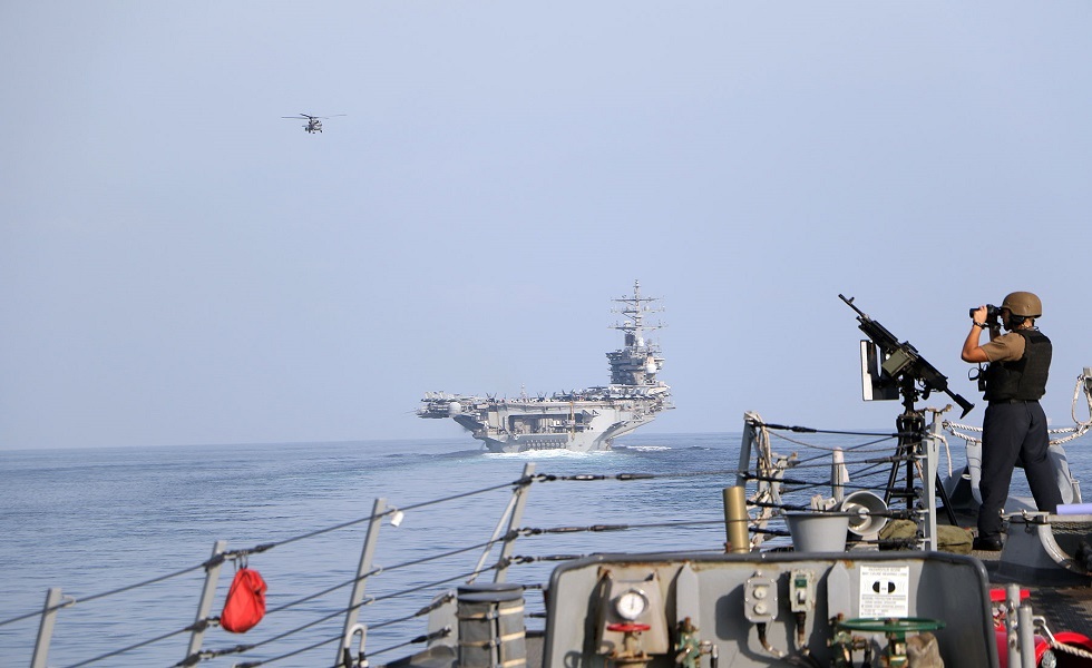مجموعة من القطع الحربية البحرية وبينها المدمرة الأمريكية يو إس إس غريفلي (DDG 107)