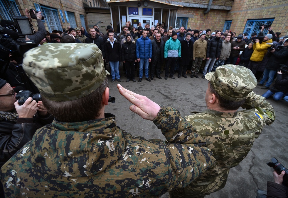 موقع: المكلفون بالخدمة العسكرية في أوكرانيا سيجبرون على زيارة شعب التجنيد