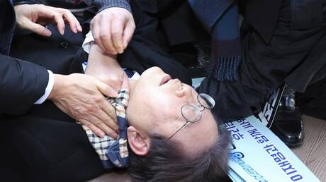 سقط وهو ينزف.. زعيم المعارضة في كوريا الجنوبية يتعرض لاعتداء