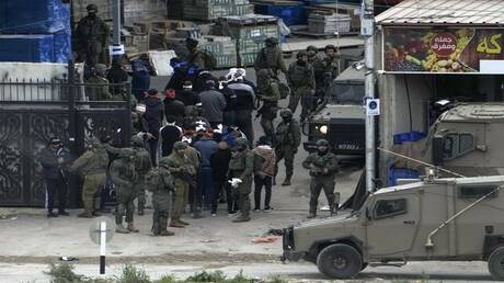 قوات الأمن الإسرائيلية تعتقل فلسطينيين خلال اقتحامها مخيم نور شمس في طولكرم بالضفة الغربية.