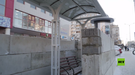 بالفيديو.. أكياس رمل وكتل حجرية بمحطات الحافلات في بيلغورود الروسية
