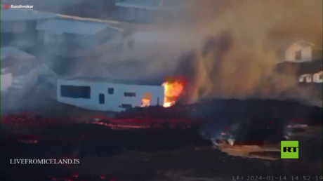 شاهد بالفيديو.. الحمم البركانية تشعل النار في منازل قرب بلدة غريندافيك الإيسلندية
