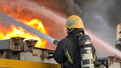 السيطرة على حريق في منطقة المستودعات وخدمات المساندة بميناء الملك عبد العزيز في السعودية (صور)