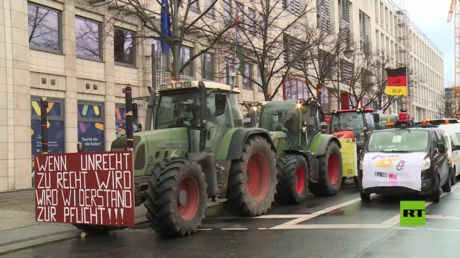 مئات الجرارات تغلق شوارع برلين في اليوم الأخير من الاحتجاجات على خفض الدعم