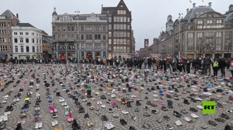 آلاف الأحذية وسط أمستردام تكريما لأطفال فلسطينيين قتلوا في قطاع غزة