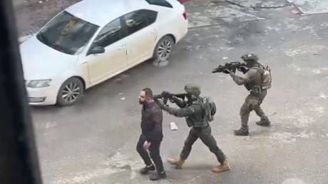 شاب فلسطيني يروي كيف استخدمه الجيش الإسرائيلي كدرع بشري في الضفة الغربية (فيديو)