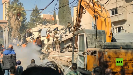 آثار الضربة الإسرائيلية على مبنى سكني في دمشق
