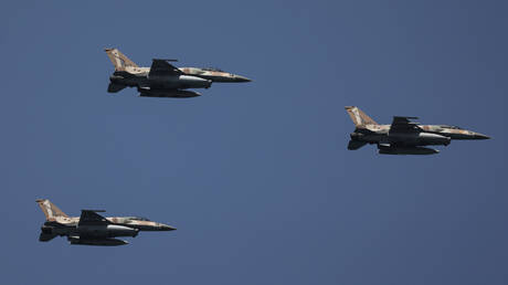 مراسلنا: مقاتلات إسرائيلية تحلق فوق طرابلس شمالي لبنان وتلقي بالونات حراراية وقنابل مضيئة (فيديوهات)