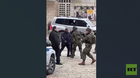بالفيديو.. الجيش الإسرائيلي يعتدي على عناصر من الشرطة الفلسطينية في بيت لحم